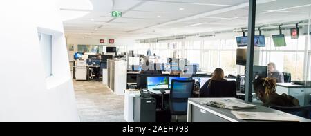 Parigi, Francia - novembre circa, 2019. Sala riunioni emozionante incontro con le persone alla scrivania con computer nel quartiere alla moda di Spazio Office, in Europa 1, radio recordin Foto Stock