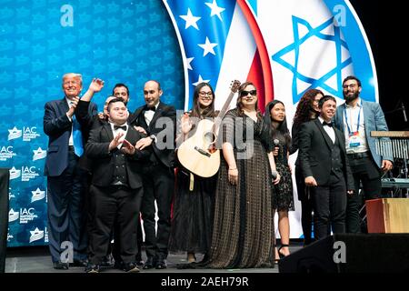 U.S presidente Donald Trump pone con la banda di Shalva, durante l'Israeliano Consiglio Americano vertice nazionale presso il Diplomat Beach Resort Dicembre 7, 2019 in Hollywood Florida. Foto Stock