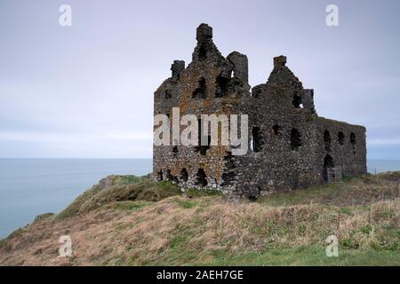 Fotografia di © Jamie Callister. Cui il Dunskey Castle, situato sulla costa occidentale della Scozia nel South Ayrshire, sud ovest della Scozia, Regno Unito, 22 novembre Foto Stock