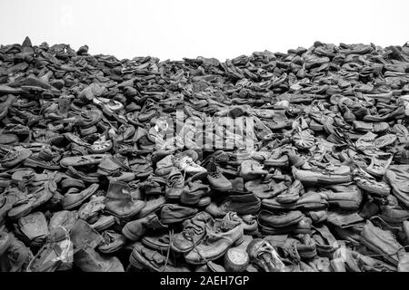 Scarpe e Calzature appartenenti ai detenuti ora in mostra ad Auschwitz I Campo di concentramento in Polonia - Konzentrationslager Auschwitz. Un ex ar polacco Foto Stock