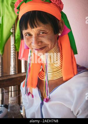 Ritratto di una donna eldery dalla tribù Kayan indossando il tradizionale costume e collo in ottone anelli in padella Pet village, Loikaw, Myanmar. Foto Stock