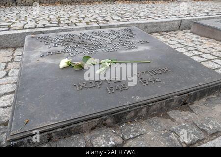 Un monumento di pietra ad Auschwitz II-Birkenau morte Camp. È cominciata la costruzione nel mese di ottobre 1941 per alleviare la congestione di Auschwitz 1, il principale campo di concentramento. Un Foto Stock