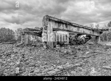 Gli inceneritori del crematorio II e camere a gas ad Auschwitz II-Birkenau morte Camp. Heinrich Himmler ha ordinato l'annientamento degli ebrei. Buildi Foto Stock