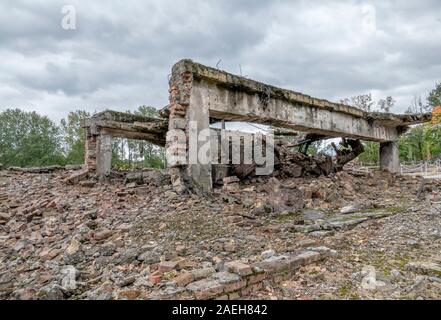 Gli inceneritori del crematorio II e camere a gas ad Auschwitz II-Birkenau morte Camp. Heinrich Himmler ha ordinato l'annientamento degli ebrei. Buildi Foto Stock