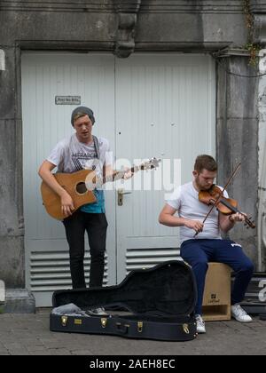 Musicisti di strada di eseguire, Galway City, nella contea di Galway, Repubblica di Irlanda Foto Stock