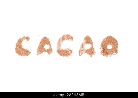Iscrizione cacao fatta di polvere di cacao isolati su sfondo bianco Foto Stock