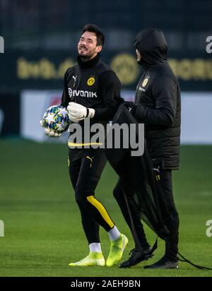 Dortmund, Germania. 09Dec, 2019. Calcio: Champions League, prima della partita Borussia Dortmund - Slavia Praga. Dortmund Bürki romano (l) e co-trainer Edin Terzic warm up durante il corso di formazione. Credito: Bernd Thissen/dpa/Alamy Live News Foto Stock