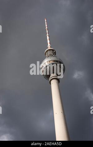 Il Berliner Fernsehturm, Berlino, Germania Foto Stock