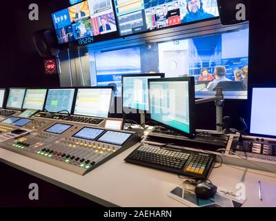 Parigi, Francia- novembre circa, 2019. Locale tecnico con audio della console di miscelazione, computer, tv led, schermi e apparecchiature da studio di registrazione, broadcast Foto Stock