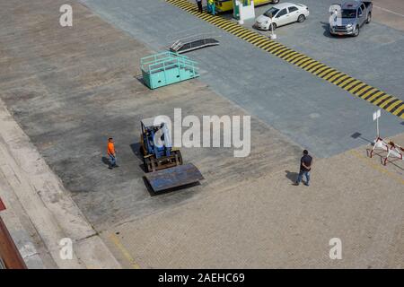 Aruba-11/4/19: porta i lavoratori portuali utilizzando un carrello elevatore a forche per la configurazione di una rampa per il trasporto di passeggeri su off la nave. Foto Stock