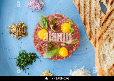 Tartaro su una piastra con crostini. Foto Stock