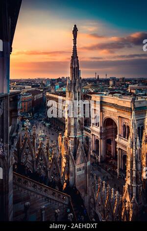 Duomo di Milano Italia panorama che si vede dalla terrazza sul tetto al tramonto Foto Stock