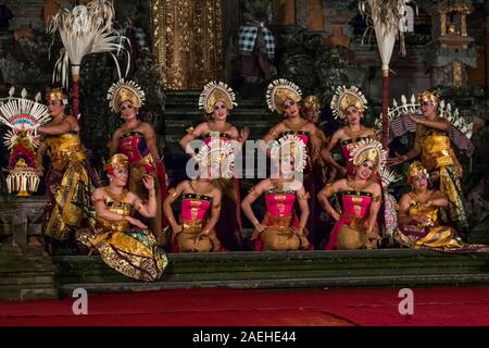 Il tradizionale design Balinese Janger prestazioni sotto le stelle in Ubud, Bali Foto Stock