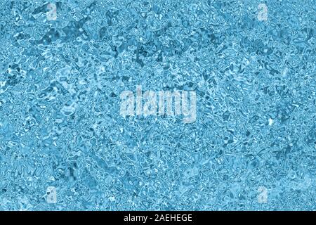 Ripples da gocce di pioggia caduta sulla superficie dell'acqua. Abstract onde blu, sfondo dell' estate , piscina, oceano Foto Stock