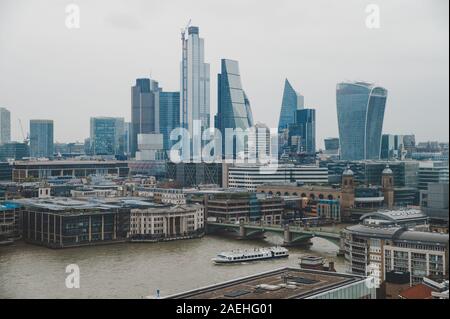 Londra, Inghilterra - il distretto bancario di Londra centrale con famosi grattacieli e altri punti di riferimento Foto Stock