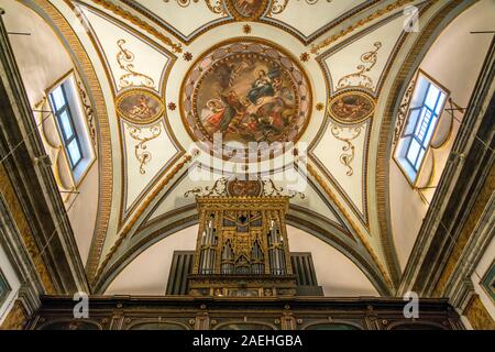 Deckenfresko und Kirchenorgel in der Wallfahrtskirche Santuario di Maria Santissima Annunziata, Trapani, Sizilien, Italien, Europa | Soffitto dipinto Foto Stock