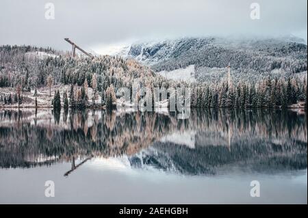 Salto con gli sci in inverno la natura. La Slovacchia, Alti Tatra, il villaggio di Strbske Pleso. Foto Stock
