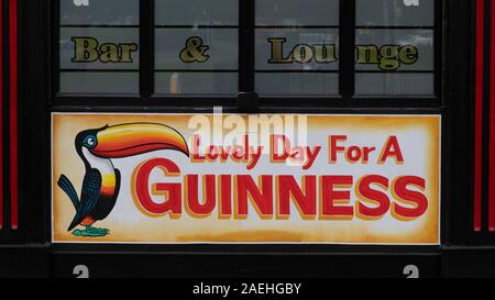 Close-up di 'Bella giornata per un Guinness" segno al bar gratuita, Derry, Londonderry, Irlanda del Nord, Regno Unito Foto Stock