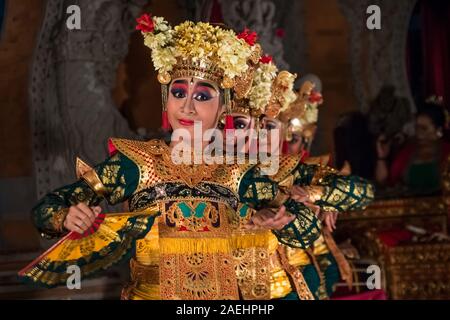 Il tradizionale design Balinese performance di danza in Ubud, Bali Foto Stock