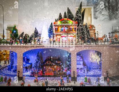 Decorazione di natale - rappresentazioni di paesi con soggetti di Natale e giochi di Natale - stazione Vittoriano Foto Stock