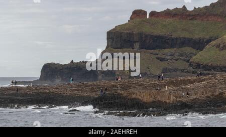 I turisti sulla costa, Giant's Causeway, County Antrim, Irlanda del Nord e Irlanda Foto Stock