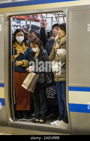 Pendolari sul treno della metropolitana,la stazione di Tokyo, Giappone Foto Stock