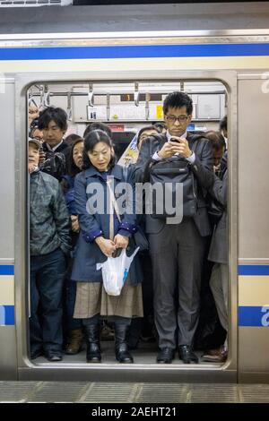 Pendolari sul treno della metropolitana,la stazione di Tokyo, Giappone Foto Stock