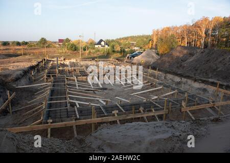 Cassero in legno cemento fondazione striscia per un cottage. Foto Stock