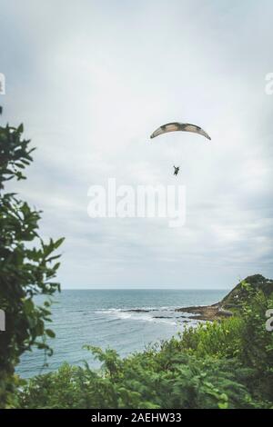 Un parapendio è fluttuante sopra l'Oceano Atlantico Foto Stock