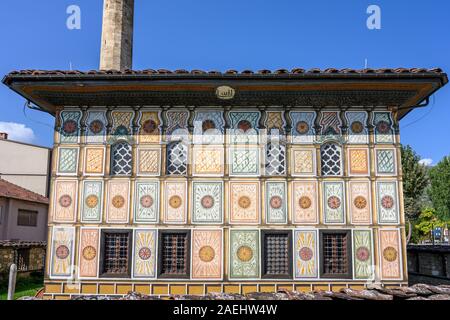 La Moschea Šarena o decorato/moschea dipinta originariamente costruito nel 1438 e ri-costruito nel 1833, nel centro di Tetovo nel nord della Macedonia. Foto Stock