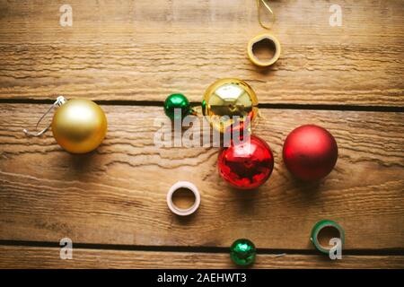 Le palle di Natale su sfondo di legno Foto Stock