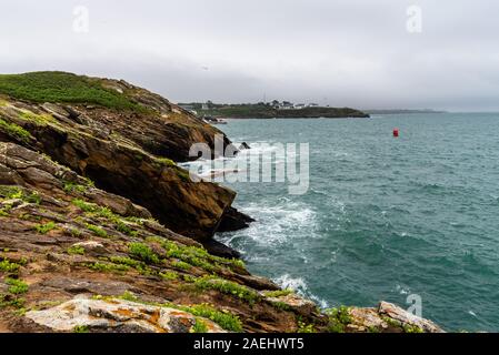 Vista panoramica di scogliere e mare contro il cielo nuvoloso. Pointe Saint Mathieu, Bretagna Francia Foto Stock