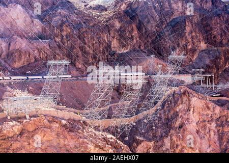 Tralicci prendendo energia idroelettrica dal Lago Mead dam impianto idroelettrico, Nevada, Stati Uniti d'America. Il lago è a un livello molto basso a causa di quattro anni di lungo periodo di siccità. Foto Stock