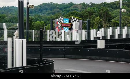 Vuoto kart racing via all'interno della nave da crociera Norwegian Cruise Line. Go kart racing via Foto Stock