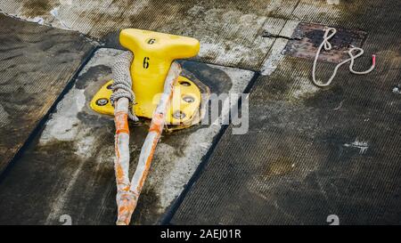 Vista ingrandita di ferro giallo pole per ormeggio navi Foto Stock