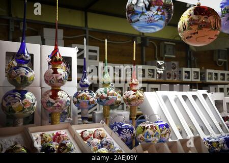 Firenze, Dicembre 2019: le decorazioni di Natale al mercatino di Natale in Piazza Santa Croce nel centro della città di Firenze. Italia Foto Stock