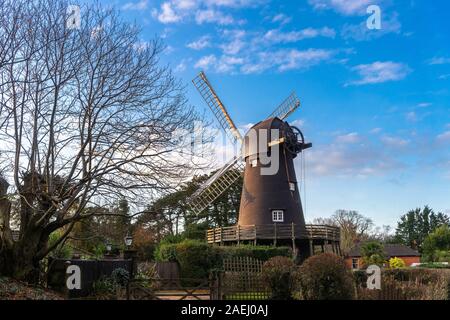 Bursledon storico Mulino - Hampshire è solo lavorando il mulino a vento costruito nel XIX secolo, Bursledon, Southampton, Hampshire, Inghilterra, Regno Unito Foto Stock