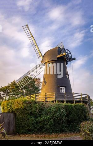 Bursledon storico mulino a vento - l'unico mulino a vento funzionante dell'Hampshire costruito nel 19 ° secolo, Bursledon a Southampton, Hampshire, Inghilterra, Regno Unito Foto Stock