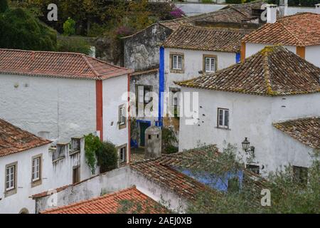 Tetti di case in una città, Obidos, Distretto di Leiria, Portogallo Foto Stock