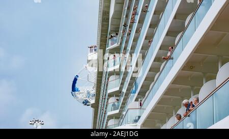 Vista laterale di passeggeri a bordo di una lussuosa nave da crociera godendo la vista del canale di Panama dai loro balconi Foto Stock