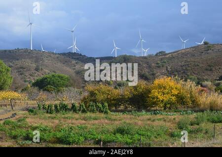 Le turbine eoliche in basso Guadiana Valley, a cavallo del confine tra il Portogallo e la Spagna Foto Stock