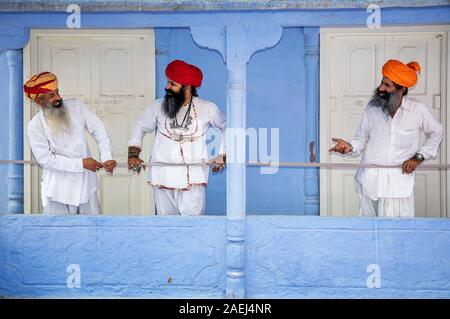 Tre uomini avente un talk, Jodhpur, Rajasthan, India Foto Stock