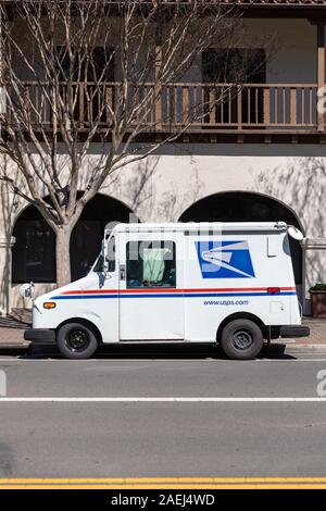 Consegna USPS carrello parcheggiato fuori casa Foto Stock