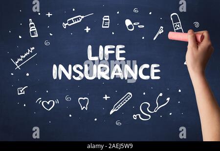Disegno a mano di assicurazione vita iscrizione con gesso bianco sulla lavagna, concetto medico Foto Stock