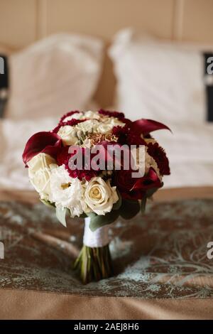 Lussureggiante bridal bouquet di fiori esotici, closeup, sfondo sfocato. Concetto di cartolina di matrimonio. Lusso bouquet nuziale con calla gigli e peonie rose Foto Stock