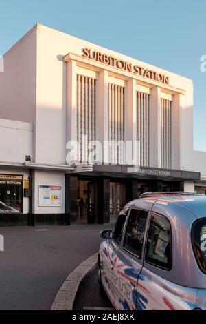 Le cabine di Londra alla Stazione di Surbiton,Surbiton,Surrey, Regno Unito Foto Stock