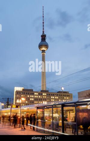 La fermata del tram, Alexanderplatz Berlino, Germania Foto Stock