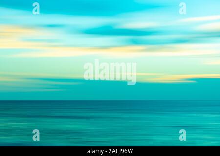 Abstract sfondo mare orizzontale di sfocatura in sfumature di blu. Foto Stock