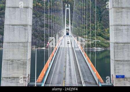 Ponte 'Hardangerbrua', Hardangerbridge, oltre la Eidfjord, una succursale dell'Hardangerfjord e il più lungo ponte norvegese, Hordaland, Norvegia Foto Stock