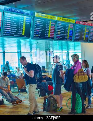 SINGAPORE - Gennaio 13, 2017: persone in attesa in coda al Changi International Airport. Le informazioni di volo escursioni al di sopra del popolo Foto Stock